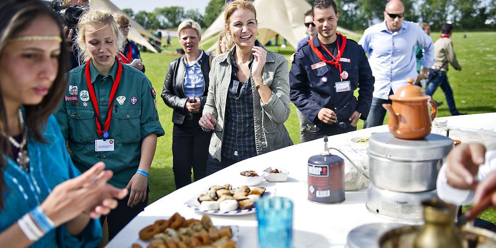 Mindre spejderforeninger må ifølge forslaget fra regeringen fortsat sælge kage uden at bortforpagte salget. Her er det spejderne på en landslejr i 2012, som serverer for statsminister Helle Thorning-Schmidt. (