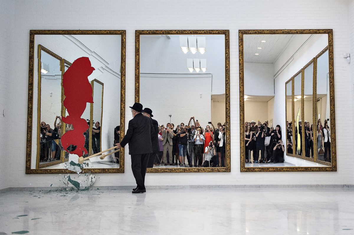 Den italienske kunstner Michelangelo Pistoletto er blevet kendt for brugen af spejle i sine kunstværker. Her smadre han som en del af en performance på Aalborgs kunstmuseum et spejl i kunstværket "Eleven Less One" og fuldendte dermed kunstværket. Værket er indkøbt ved hjælp af donation fra Ny Carlsbergfondet.