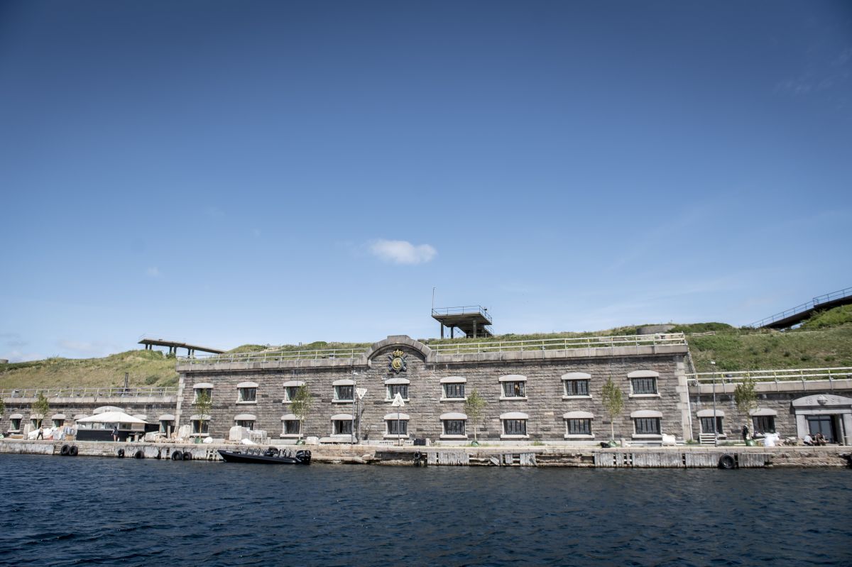 Middelgrundsfortet blev i 1800-tallet etableret som en del af Københavns befæstning. Fra august 2019 omdannes øen til en ungdomsø, med aktiviteter planlagt og udført af unge fra hele landet.