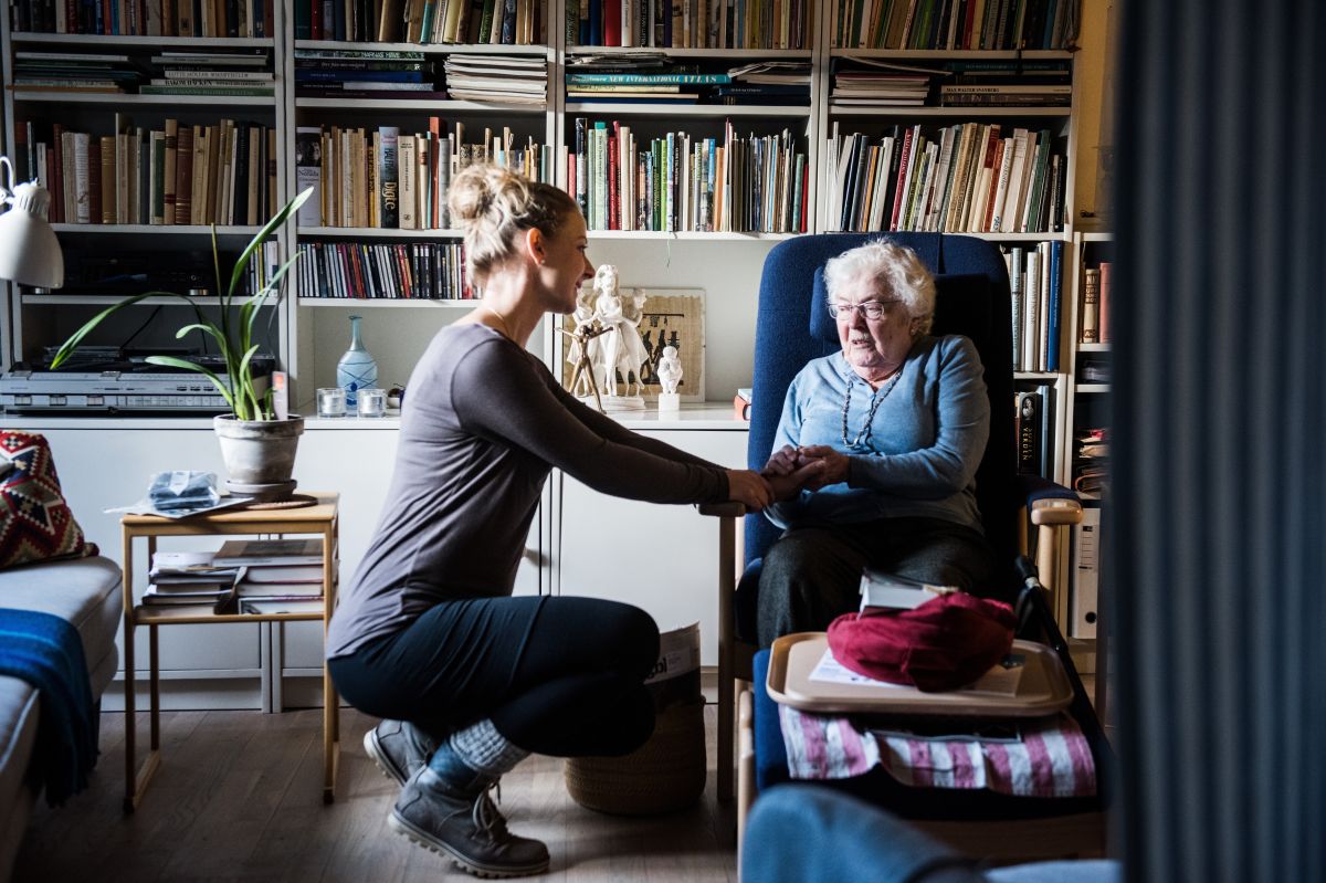 FOA`s medlemmer, såsom sosu-assistenter og Djøf-medlemmerne beder politikerne om at fjerne foden fra reformspeederen og holde op med at spare på den offentlige sektor.