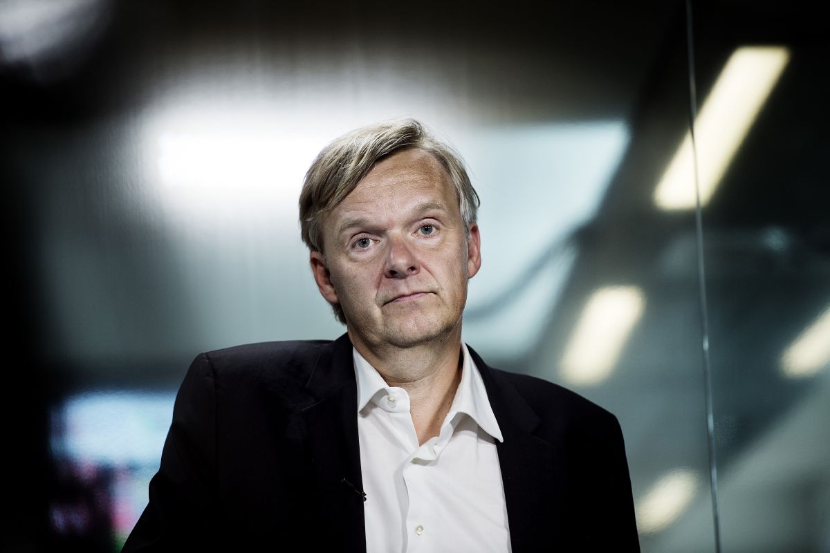 Ekstra Bladets chefredaktør Poul Madsen, afviser, at avisens journalister har forfulgt gruppeformand Henrik Sass Larsen S) -