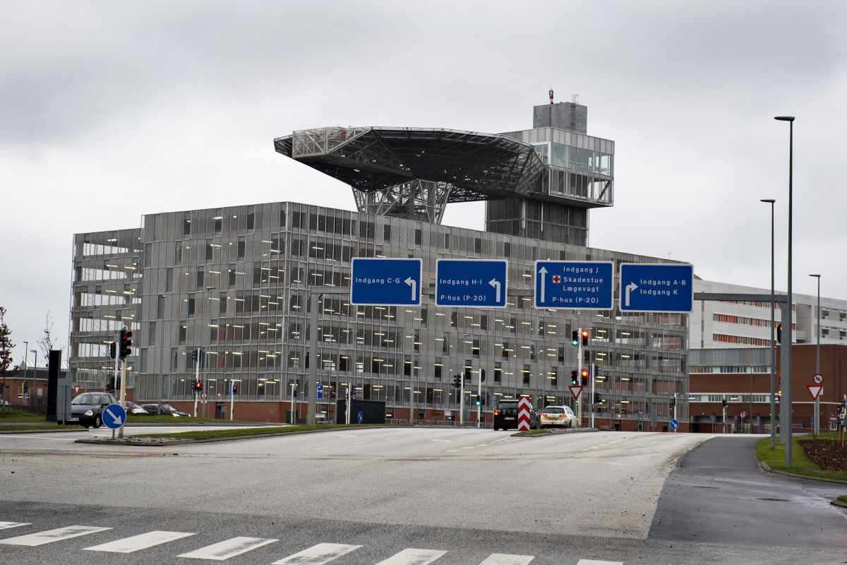 Det nye supersygehus i Skejby har haft udgifter til flytning og ibrugtagning for en milliard. Derfor står det østjyske sygehus nu overfor en millionbesparelse