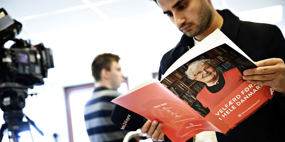 FV19 Journalist læser udspillet, før Herlevs borgmester Thomas Gyldal (S) og Mette Frederiksen (S) fra Socialdemokratiet præsenterer velfærdsudspil SOSU C skolen i Herlev mandag den 13. maj 2019.