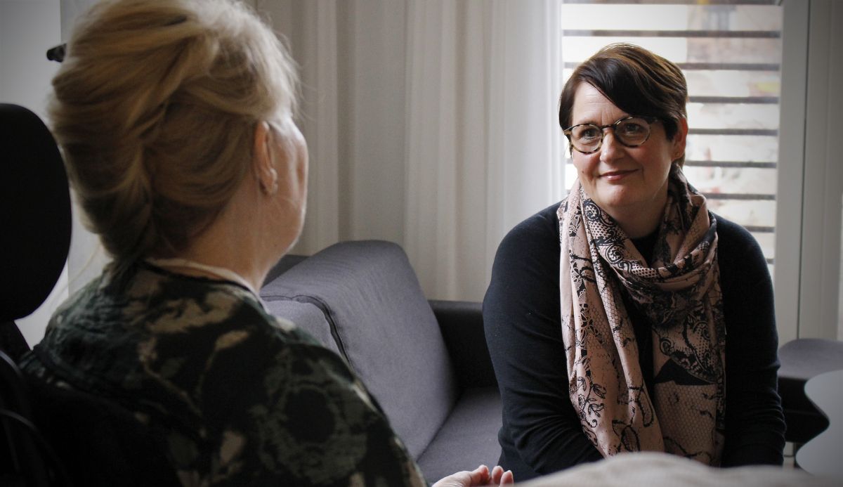 Hospicepræst Charlotte Clante i samtale med patient på Diakonissestiftelsens Hospice.
