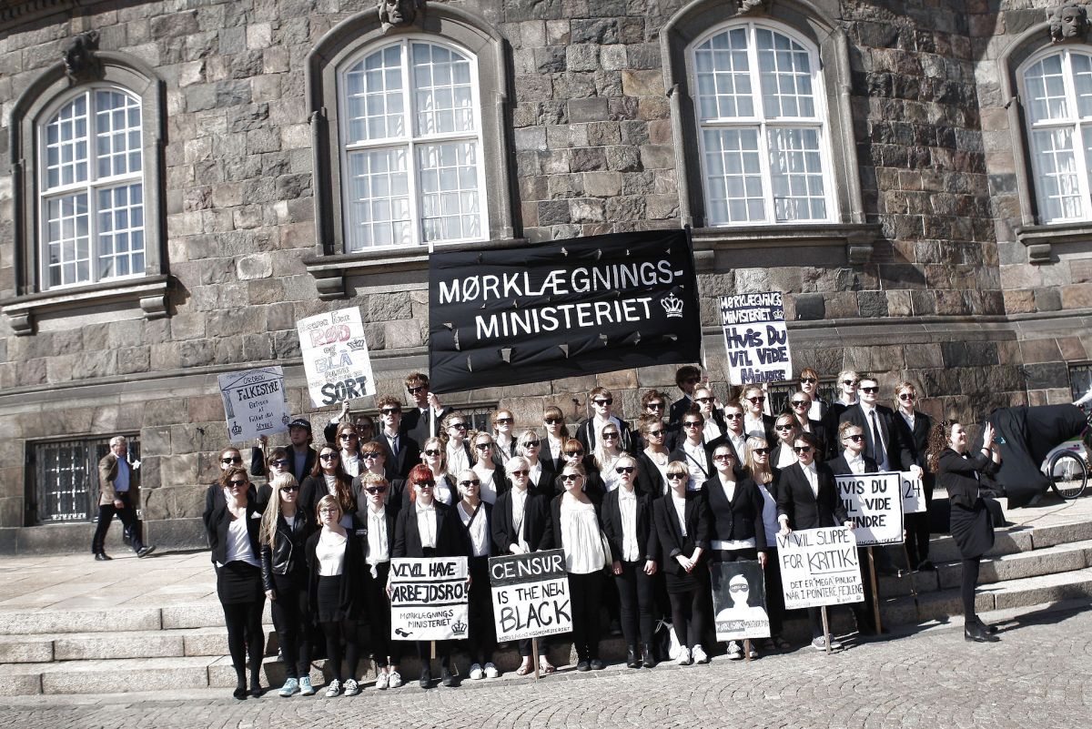 Demonstration mod den meget omdiskuterede Offentlighedslov på Christiansborg Slotsplads tirsdag d. 4 juni 2013. Offentlighedsloven forventes vedtaget i Folketinget senere i dag. (