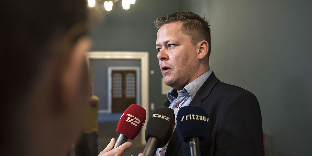 Dansk Folkepartis skatteordfører Dennis Flydtkjær vil give kommunerne lov til at selv at inddrive gæld fra borgerne.