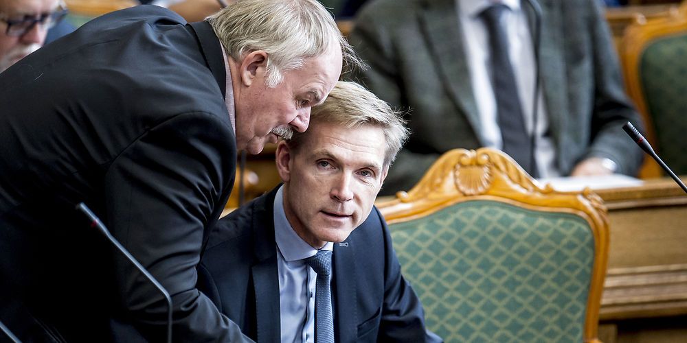 "Det her skulle jo gerne tilskynde kommunerne til at gøre en ekstra indsats og leve op til den lovgivning, der er på området, med at få folk videre i systemet, så de ikke bare bliver placeret ind på en eller anden form for overførselsindkomst." Sådan lød det fra Dansk Folkepartis beskæftigelseordfører Bent Bøgsted i 2016 - det var længe inden det blev Arnes tur.