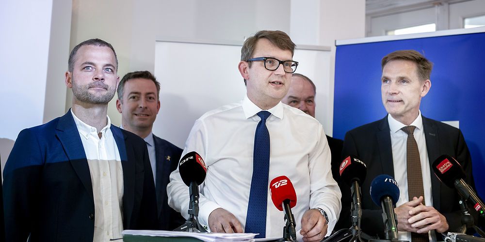 (Arkiv) Så glade var den tidligere beskæftigelsesminister Troels Lund Poulsen (V), da han i maj i år kunne præsentere en aftale om seniorpension. Han havde ud over støttepartierne DF, K og LA også De Radikales Morten Østergaard med sig. Siden tilsluttede den nuværende S-regering sig forslaget.