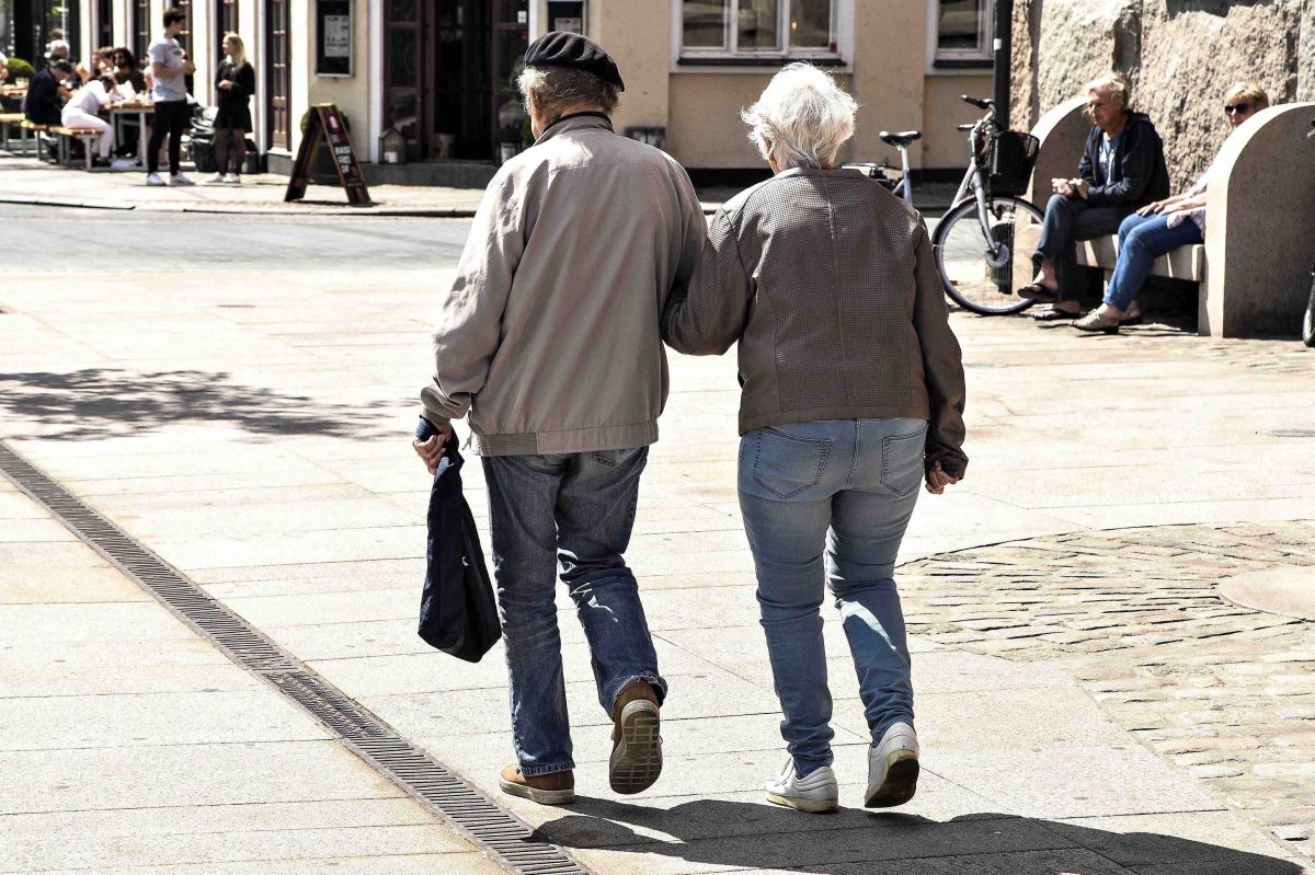 Der bliver flere ældre over 80 år, og mange af dem lider af kroniske sygdomme. Både tid og penge kunne spares, hvis flere blev behandlet hos egen læge i stedet for på sygehusene. (Genrefoto) - Foto: Henning Bagger/Ritzau Scanpix