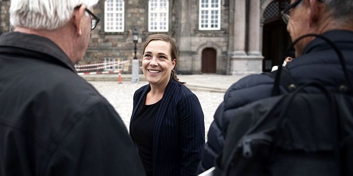 Social- og indenrigsminister Astrid Krag lover, at regeringen ikke glemmer de socialt udsatte, selvom satspuljen er blevet nedlagt. (Arkivfoto)