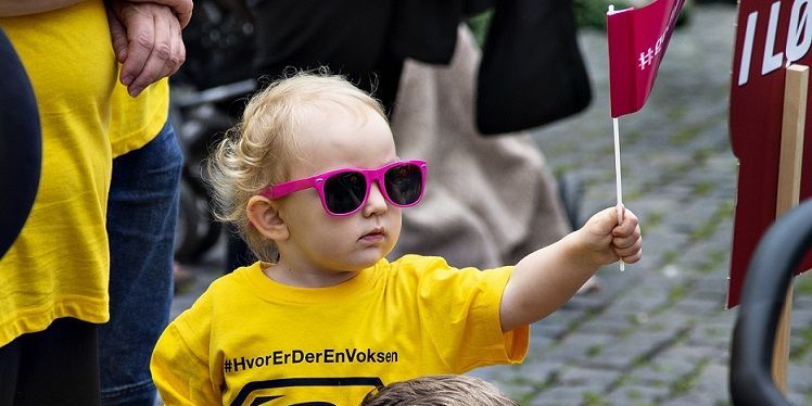 En forældrebevægelse har endnu en gang inviteret til demonstration for at få indført minimumsnormeringer i de danske daginstitutioner. Her ses en demonstration i Aalborg i juni.