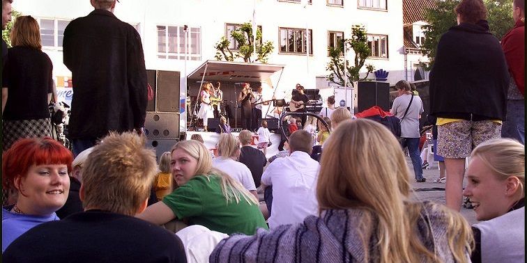 Sommer- og byfester kan ånde lettet op. De skal alligevel ikke hyre en ekstern rådgiver, der til sikkerhedsgodkendelsen skal lave en plantegning over arrangementet - en såkaldt "pladsfordelingsplan". (Arkivfoto)