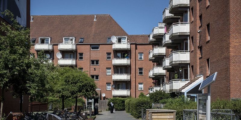 Ghettoplanens mål er at gøre de såkaldte ghettoer til almindelige boligområder uden for mange mennesker med sociale problemer som arbejdsløshed og kriminalitet. Her ses et billede fra Mjølnerparken i København. (Arkivfoto)