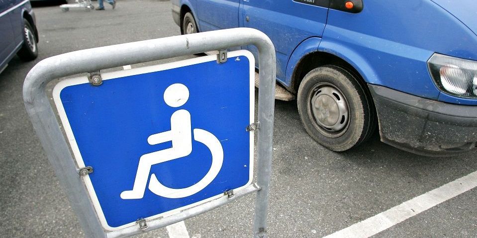 I 2017 uddelte kommunale parkeringsvagter 1805 parkeringsafgifter i København, der uretmæssigt havde parkeret på en handicapplads. Det foreløbige tal for 2019 ligger allerede på 2.190 afgifter. (Arkivfoto)