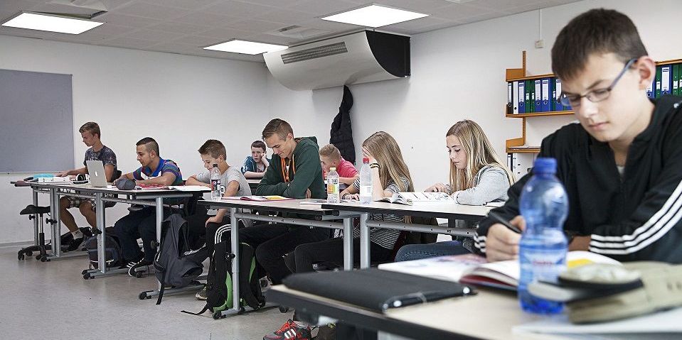 Det står skidt til med indeklimaet i folkeskolen, og det har det gjort i mange år. Nu foreslår Dansk Folkeparti, at regeringen laver en handlingsplan og får gjort noget ved problemet. (Arkivfoto)