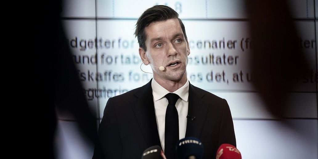 Boligminister Kaare Dybvad (S) vil nu stramme reglerne, så det ikke længere er muligt for kommunerne at dispensere fra brandkravene på plejehjemmene, når det handler om sikkerhed.