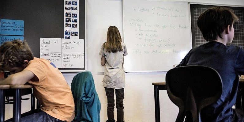 Der er markant flere folkeskoleklasser med mange elever end for ti år siden, skriver Politiken på baggrund af tal fra Børne- og Undervisningsministeriet.