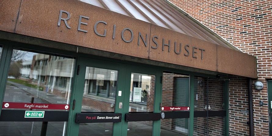 Det er forbudt at ryge på Region Nordjyllands matrikler. Fra nytår må de ansatte i regionen dog slet ikke ryge i arbejdstiden. Det nye, mere strikse forbud gælder dog ikke politikerne i regionen. (Arkivfoto)