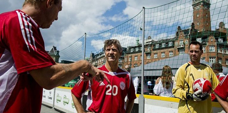 OMBOLD, der bruger sport til at engagere og hjælpe socialt udsatte, er blandt de projekter, der har fået penge fra satspuljen. Og som flere politikere nu frygter kan dø, fordi satspuljemidlerne ikke er blevet erstattet.