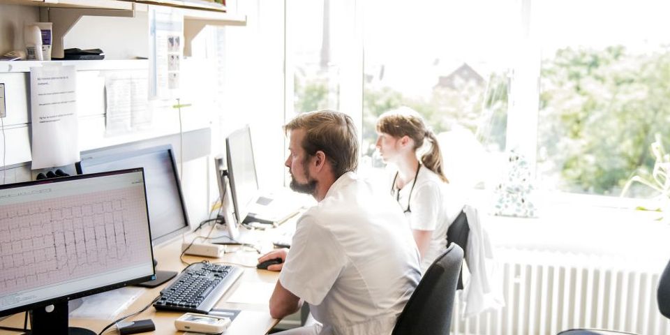 Ulrik Bisgaard Ulsrod Røhl der er  ph.d.-stipendiat  og Jeppe Agger Nielsen der er professor ved Institut for Statskundskab på Aalborg Universitet har skrevet  den første større videnskabelige analyse af indførelsen af Sundhedsplatformen. Artiklen bidrager til en øget forståelse af, hvordan Sundhedsplatformen opfattes af centrale interessenter i sundhedsvæsenet