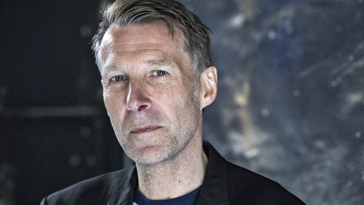 Teaterdirektør Jon Stephensen, som tidligere har haft stor succes med ungdomsforstillingen "Skam", har 21. november på Aveny-T premiere på den første teaterforestilling om unges deling af nøgenbilleder på nettet. Forestillingen er inspireret af Umbrella-sagen.