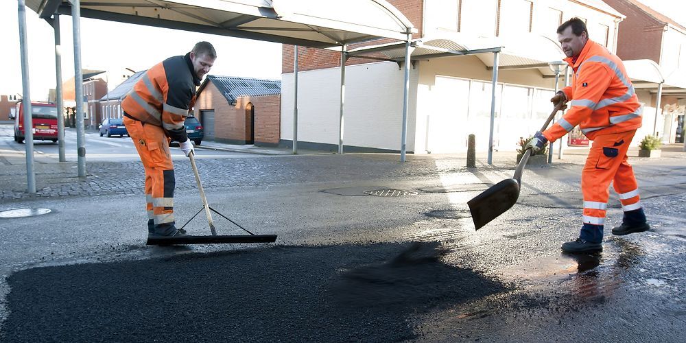Det er blevet billigere at få udført asfaltarbejder, og det sparer sammen med lavere prisudvikling på andre bygge- og anlægsopgaver kommunerne for over en kvart milliard kroner.