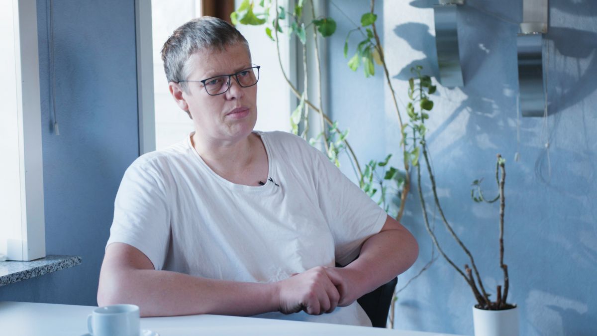 En af ven tagger ham Jesper Søndergaard Poulsen på Facebook, imens han spiser en wienerschnitzel i Leipzig og så er der lagt op til samtale.