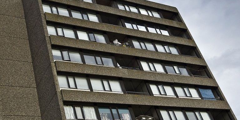 Dansk Folkeparti vil træde på bremsen, så der ikke skal rives boliger ned med det samme i nye hårde ghettoområder. Både S, V og SF er parat til at lytte på forslaget. (Arkivfoto)