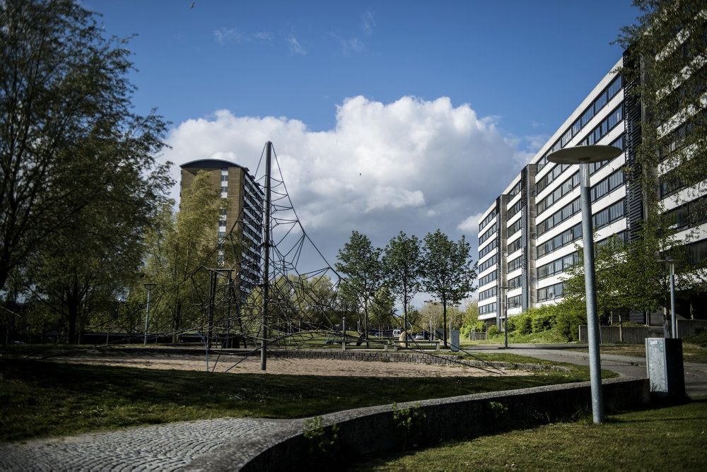 De negative nyheder om udsatte boligområder står i kø. Men for dem der bor der, opleves hverdagen mere positiv. - Her Vollsmose
