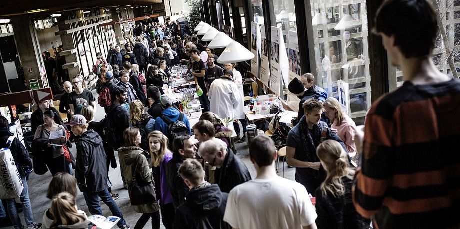 Et flertal af skolelederne på ungdomsuddannelserne mener, at det skal være forbudt for elever og ansatte at ryge både på og uden for matriklen. (Arkivfoto)