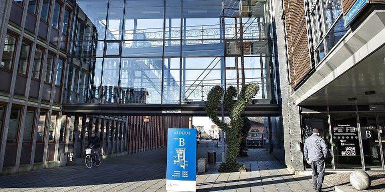Enkelte provinskommuner, som umiddelbart burde være rige, fordi de er oplandskommuner til vækstkommuner, ligger relativt tungt. Mest markante er, at Middelfart, Herning (rådhus, billedet) og Favrskov ligger i gruppen blandt de 30 fattigste.