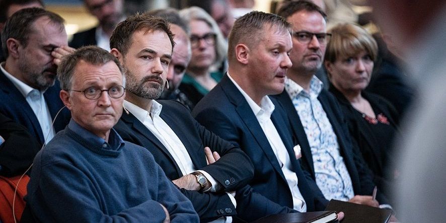 Kommunernes Landsforenings formand, Jacob Bundsgaard (S), og Lærernes Centralorganisations formand, Anders Bondo Christensen (tv.), lytter til anbefalingerne fra Per B. Christensen mandag. (Arkivfoto)