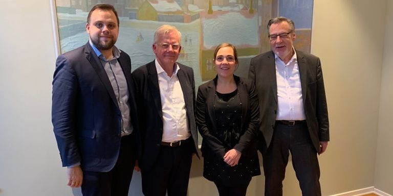 Ministermøde om udligning. Fra venstre er det Steffen Jensen (S), borgmester i Halsnæs, Jens Ive, borgmester i Rudersdal, social- og indenrigsminister Astrid Krag og Ole Bjørstorp, borgmester i Ishøj.