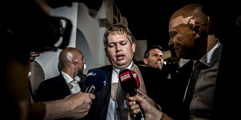 Rasmus Paludans parti, Stram Kurs, mistænkes for at fuske med indsamlingen af vælgererklæringer. Derfor indstiller Social- og Indenrigsministeriet nu Valgnævnet til at sætte indsamlingen på pause.
