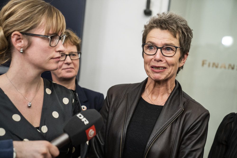 Formanden for Dansk Sygeplejeråd, Grete Christensen (th.), håber, at det vil lykkes at skaffe 1000 flere sygeplejersker næste år. Det skal Danske Regioner og formand Stephanie Lose (V, th.) være med til at sikre.
