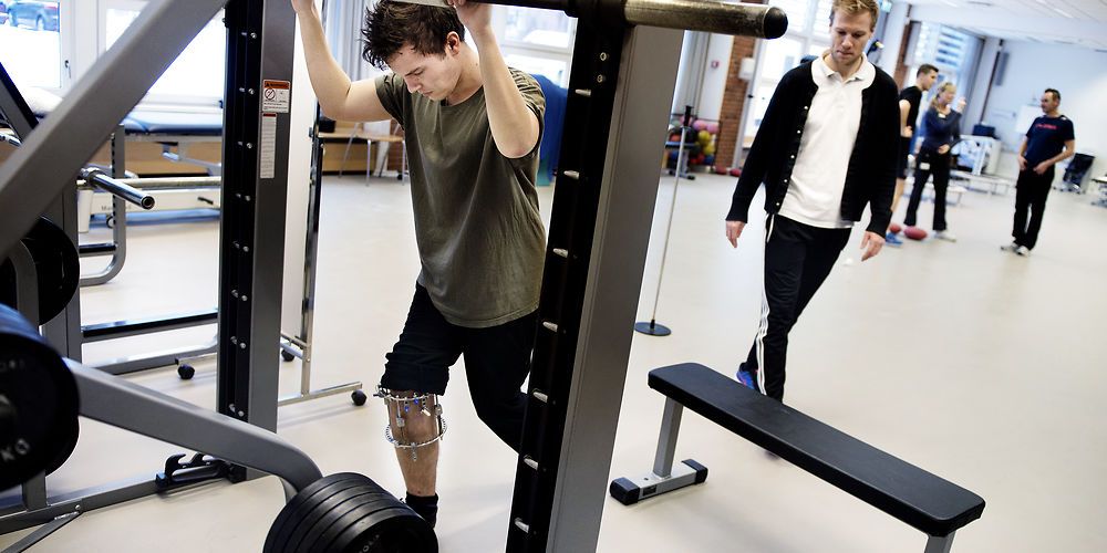 (Arkiv) Sagsbehandlere fra beskæftigelsesområdet tager i flere kommuner fat i sygemeldte, når de er i genoptræning. Det gør overgangen hurtigere til job.