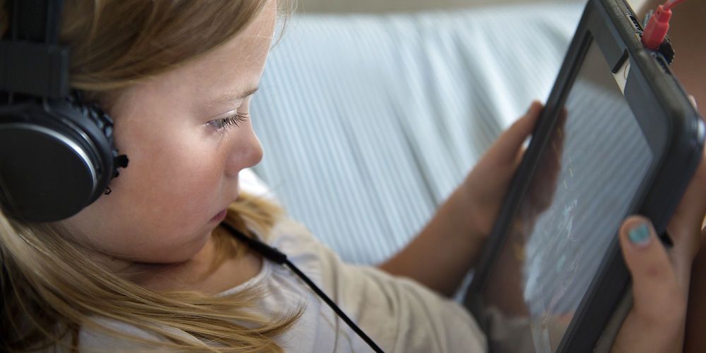 Børn og unge er storforbrugere af digitale platforme og derfor ønsker regeringen at de kommende medieforhandlinger fokuserer på forbruget og indholdet.