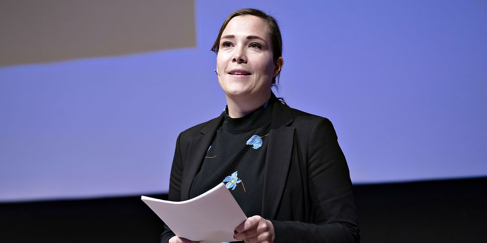Astrid Krag vil have kommunerne til at bevare de små nære plejehjem og andre institutioner, men hun vil ikke kommentere, at lukningerne ofte sker, fordi yderkommunerne har fået færre penge.