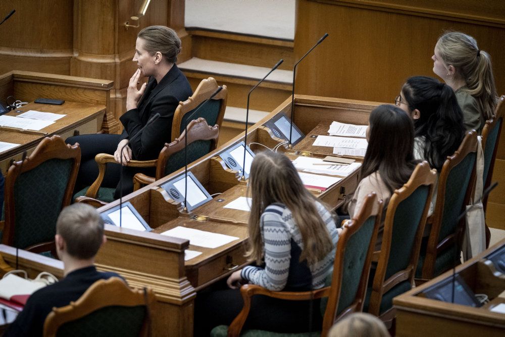 Statsminister Mette Frederiksen (S) deltog i den første del af spørgetiden, hvor også skatteministeren, transportministeren, ministeren for udviklingssamarbejde, børne- og undervisningsministeren, beskæftigelsesministeren og miljøministeren deltog.