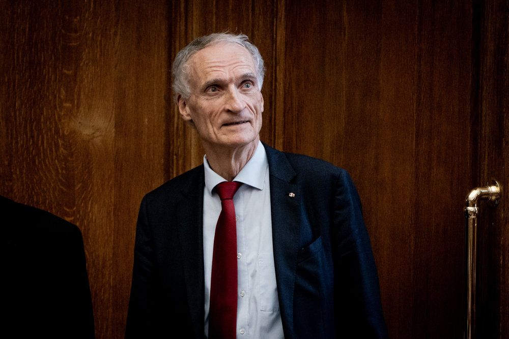 Venstres Bertel Haarder opgiver sin post som formand for Folketingets kulturudvalg for at undgå at have en dobbeltrolle, efter han også er udnævnt til formand for Det Kongelige Teater.