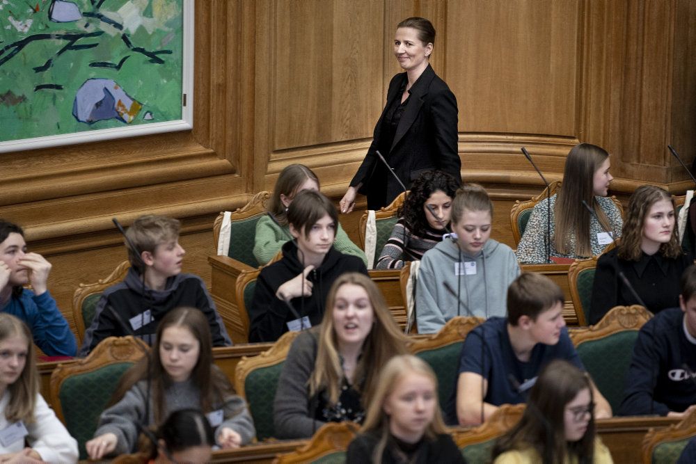 Statsminister Mette Frederiksen (S) forsøger før hun fremlægger udspillet til en udligningsreform at lade debatten handle om værdier, og om at de rigeste kommuner skal betale mest. Men spørgsmålet om, hvorvidt kommuner, som skal afgive mere, må lappe hullet med skattestigninger, kan blive centralt, vurderer politisk redaktør.