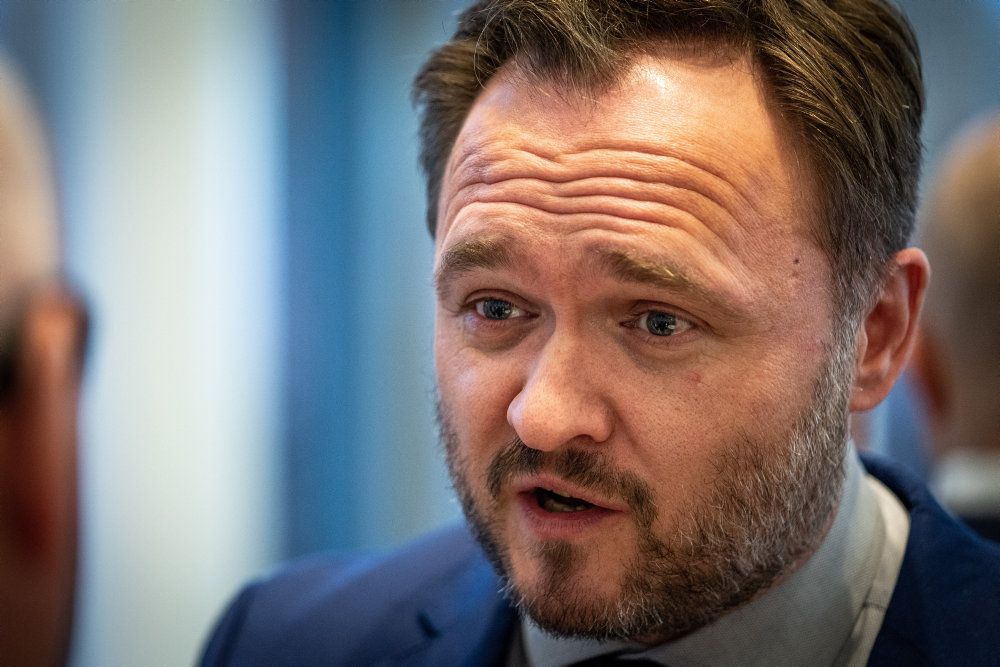 Klimaminister Dan Jørgensen vil alligevel ikke kræve besparelser fra fjernvarmeselskaber, der leverer varme til 1,7 millioner danskere, i år. (arkivfoto).