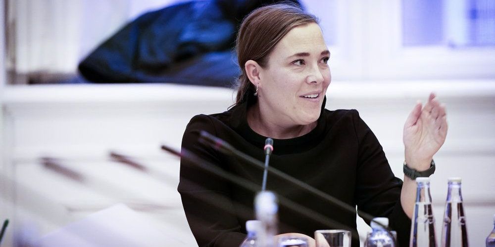 Social- og indenrigsminister Astrid Krag vil give udsatte børn og unge ret til selv at sige nej til kontakt og samvær med deres biologiske forældre. Forslaget har ikke medvind i Foreningen af Døgn- og Dagtilbud.