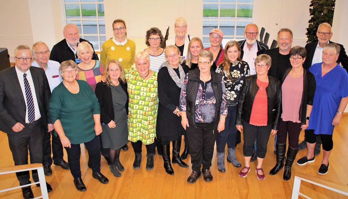 Ambassadørordningens succes blev fejret med champagne på rådhuset i Assens, da der var femårs-reception i oktober måned. Her ses byrådsmedlemmer, frivillige, udviklingskonsulenten og borgmesteren.