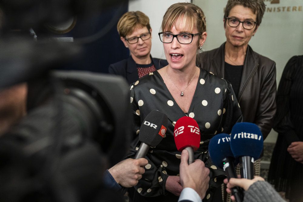 Danske Regioner, her formand Stephanie Lose (V) i midten, har indgået en aftale med regeringen, der har som målsætning at skaffe 1000 flere sygeplejersker næste år.