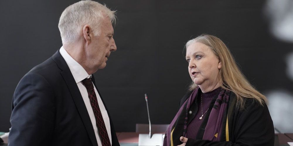 Henrik Dam Kristensen og Lisbeth Knudsen, da Demokratikommissionen præsenterer betænkning i Landstingssalen på Christiansborg.