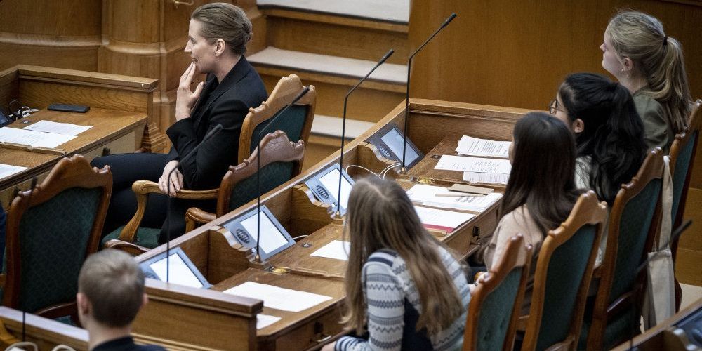 Statsminister Mette Frederiksen deltog i den første del af spørgetiden, hvor også ministrene for skat, transport, udviklingssamarbejde, børn og undervisning, beskæftigelse og miljø deltog.