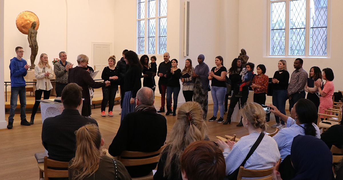 Grundforløbholdet GF2A modtager deres eksamensbeviser i Diakonissestiftelsens Emmauskirke,