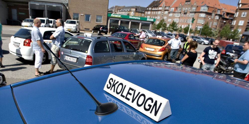 Et flertal uden om regeringen vil have flyttet udstedelsen af kørekort, afvikling af kørekort og en række andre færdselsopgaver væk fra politiet. I stedet skal de rykkes til Færdselsstyrelsen. (Arkivfoto)