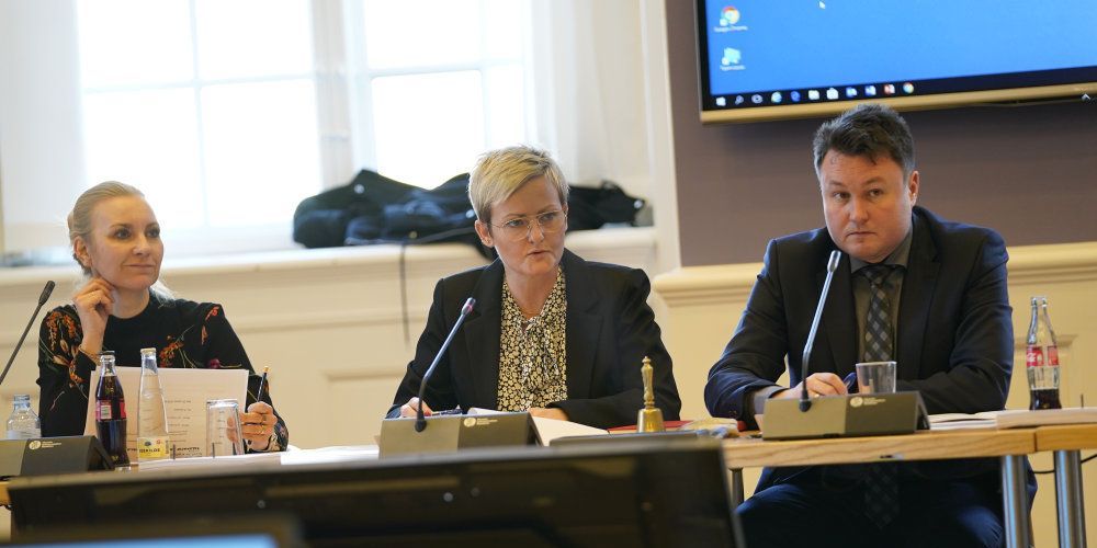 Børne- og undervisningsminister Pernille Rosenkrantz-Theil (S) i samråd om at sikre, at kommunerne overholder loven i forhold til antallet af elever per klasse.